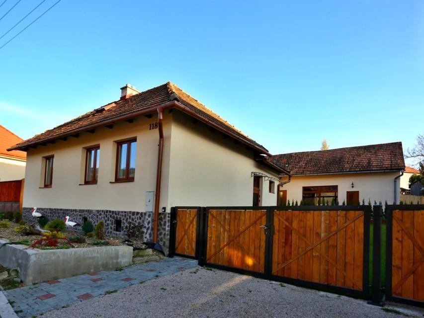 Apartment V Chate Besnik